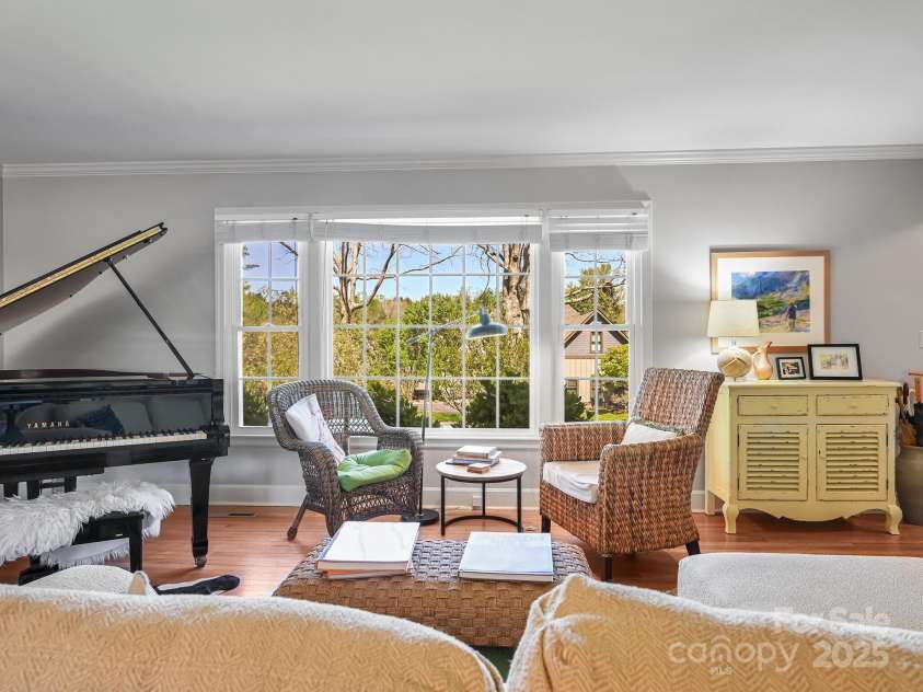 1220 Everette Place, Hendersonville, NC 28791.  MLS# CAR4289397, YatesRealty ID 32806. 