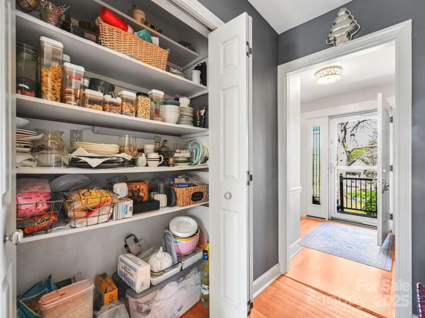 1220 Everette Place, Hendersonville, NC 28791.  MLS# CAR4289397, YatesRealty ID 32806. 