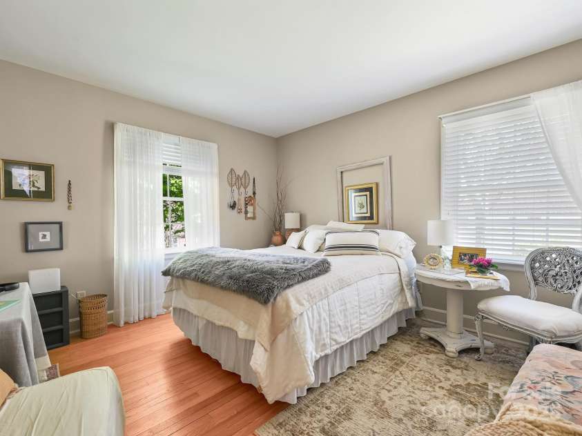 1220 Everette Place, Hendersonville, NC 28791.  MLS# CAR4289397, YatesRealty ID 32806. 