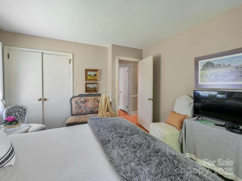 1220 Everette Place, Hendersonville, NC 28791.  MLS# CAR4289397, YatesRealty ID 32806. 