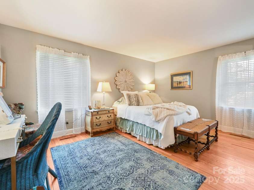 1220 Everette Place, Hendersonville, NC 28791.  MLS# CAR4289397, YatesRealty ID 32806. 