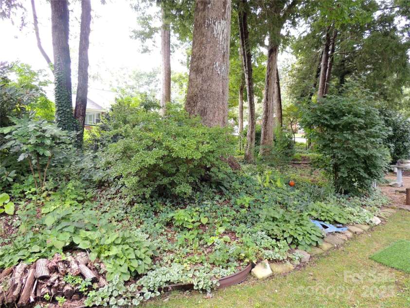 1220 Everette Place, Hendersonville, NC 28791.  MLS# CAR4289397, YatesRealty ID 32806. 