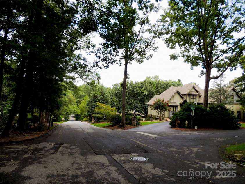 1220 Everette Place, Hendersonville, NC 28791.  MLS# CAR4289397, YatesRealty ID 32806. 