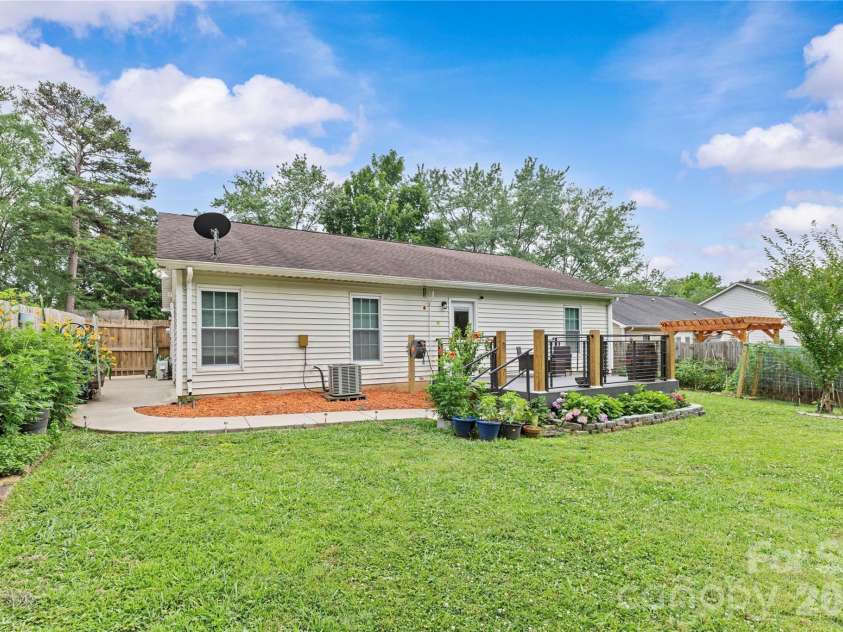 7130 Bluff Wood Cove, Charlotte, NC 28212.  MLS# CAR4396843, YatesRealty ID 32806. 