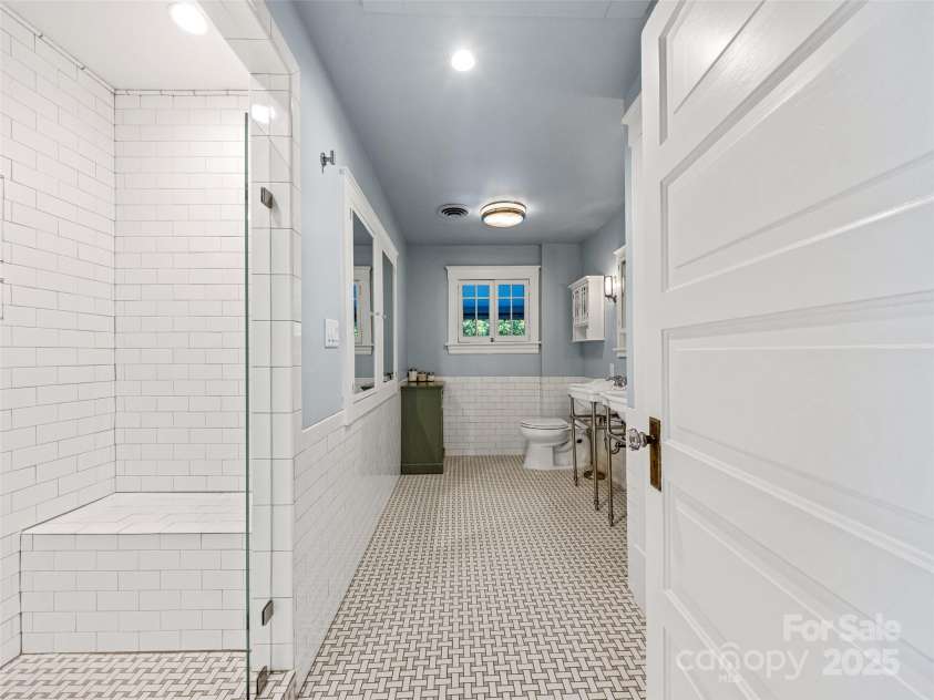 15 Pearson Drive, Asheville, NC 28801.  MLS# CAR4280031, YatesRealty ID 32807. 2nd Floor redone Bath