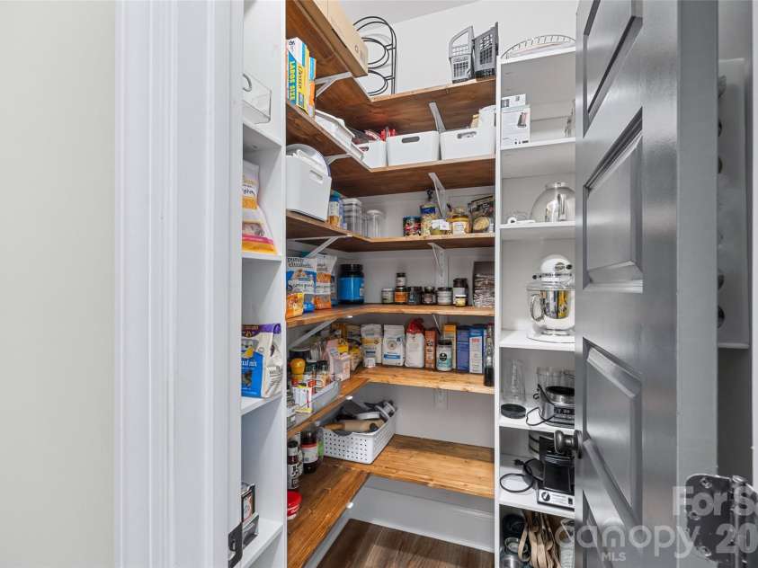 7004 Kingfisher Way, Belmont, NC 28012.  MLS# CAR4353741, YatesRealty ID 3281. Walk in pantry off Butlers Pantry