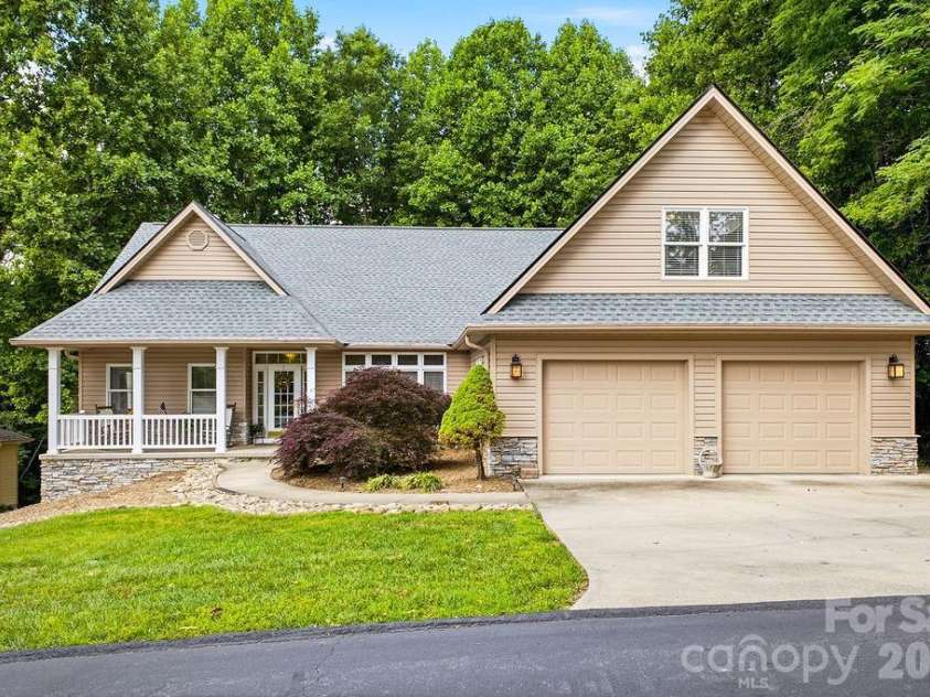 3121 Cove Loop Road, Hendersonville, NC 28739.  MLS# CAR4390382, YatesRealty ID 32813. 