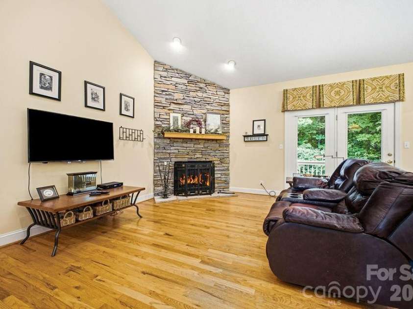 3121 Cove Loop Road, Hendersonville, NC 28739.  MLS# CAR4390382, YatesRealty ID 32813. 