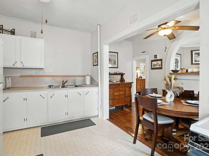 405 Linestowe Drive, Belmont, NC 28012.  MLS# CAR4285875, YatesRealty ID 32814. Kitchen