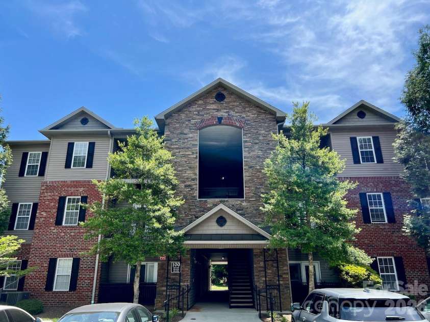 111 Appeldoorn Circle, Asheville, NC 28803.  MLS# CAR4397274, YatesRealty ID 32823. Great looking condo with convenient parking