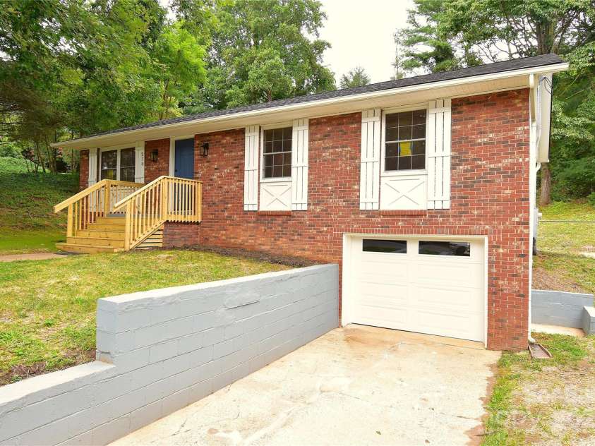 210 Melody Circle, Swannanoa, NC 28778.  MLS# CAR4284321, YatesRealty ID 32823. 