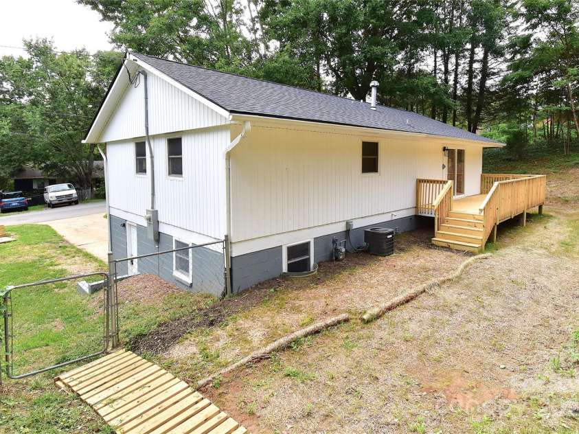 210 Melody Circle, Swannanoa, NC 28778.  MLS# CAR4284321, YatesRealty ID 32823. 