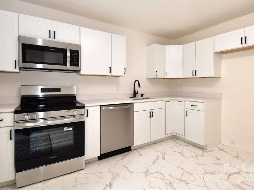 210 Melody Circle, Swannanoa, NC 28778.  MLS# CAR4284321, YatesRealty ID 32823. 