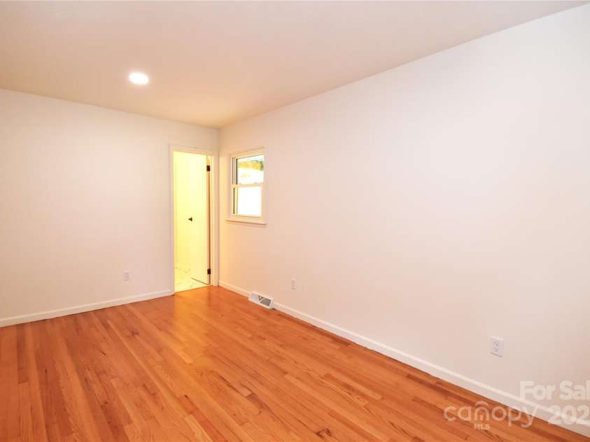 210 Melody Circle, Swannanoa, NC 28778.  MLS# CAR4284321, YatesRealty ID 32823. 