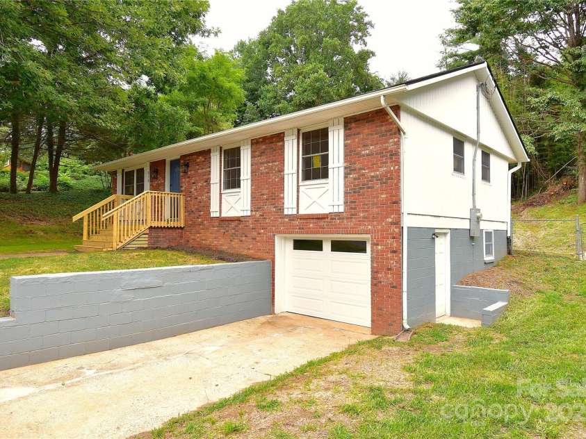 210 Melody Circle, Swannanoa, NC 28778.  MLS# CAR4284321, YatesRealty ID 32823. 