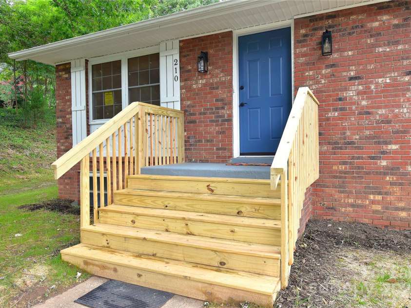 210 Melody Circle, Swannanoa, NC 28778.  MLS# CAR4284321, YatesRealty ID 32823. 