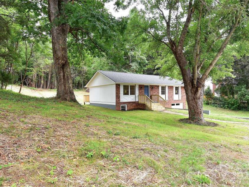 210 Melody Circle, Swannanoa, NC 28778.  MLS# CAR4284321, YatesRealty ID 32823. 