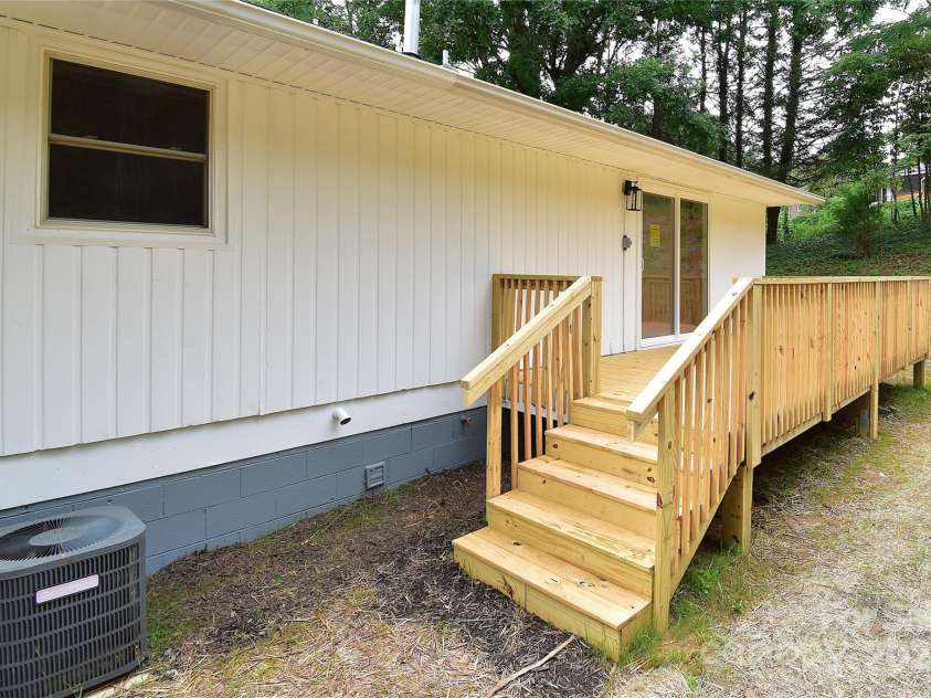 210 Melody Circle, Swannanoa, NC 28778.  MLS# CAR4284321, YatesRealty ID 32823. 