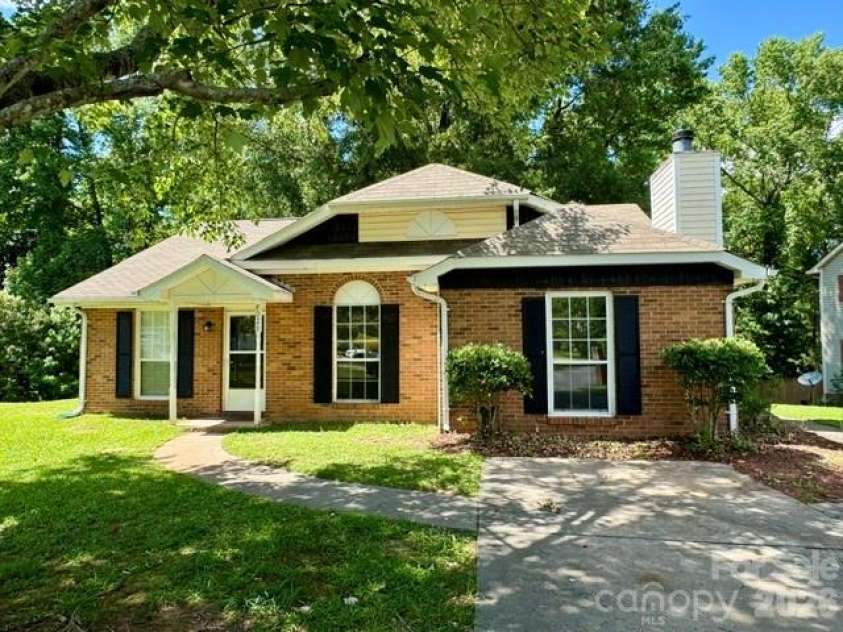 8029 Glencannon Drive, Charlotte, NC 28227.  MLS# CAR4396976, YatesRealty ID 32827. 