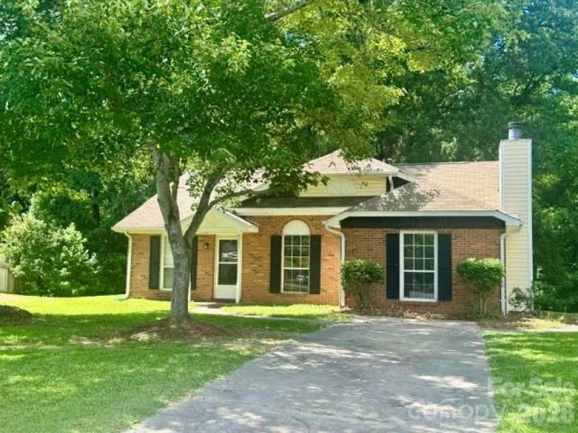 8029 Glencannon Drive, Charlotte, NC 28227.  MLS# CAR4396976, YatesRealty ID 32827. 