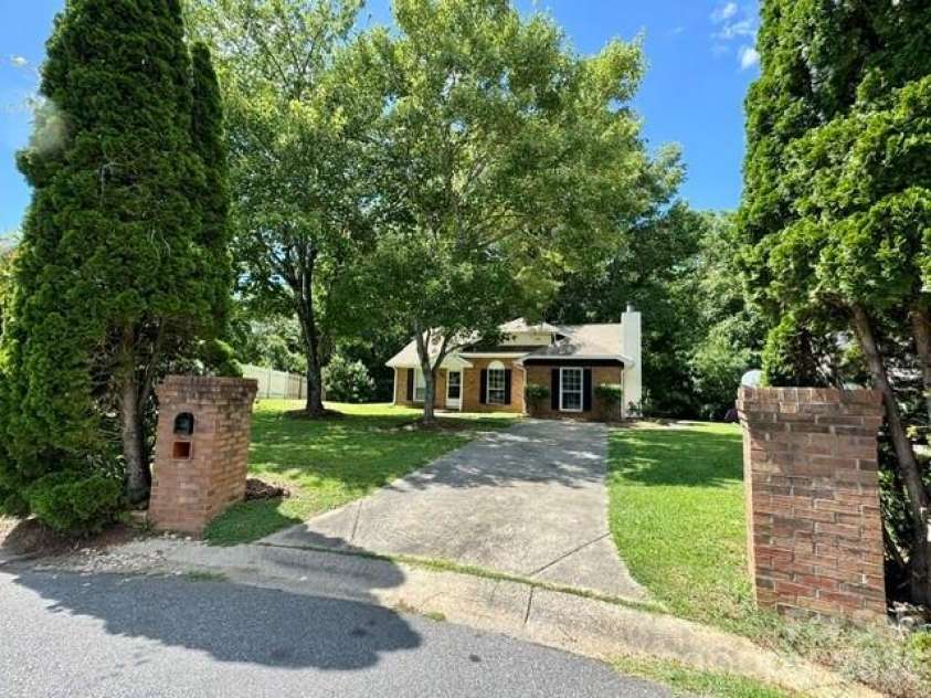 8029 Glencannon Drive, Charlotte, NC 28227.  MLS# CAR4396976, YatesRealty ID 32827. 