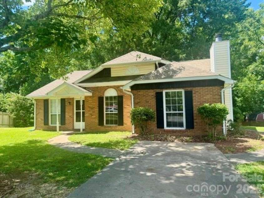 8029 Glencannon Drive, Charlotte, NC 28227.  MLS# CAR4396976, YatesRealty ID 32827. 