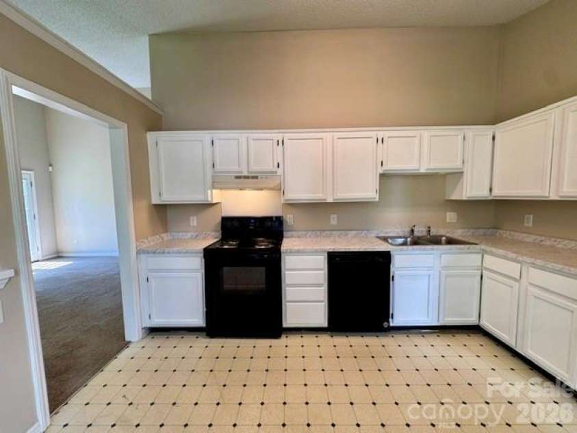 8029 Glencannon Drive, Charlotte, NC 28227.  MLS# CAR4396976, YatesRealty ID 32827. 
