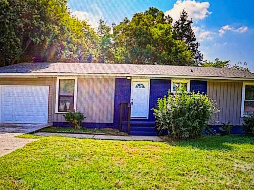 2815 Southwest Boulevard, Charlotte, NC 28216.  MLS# CAR4397428, YatesRealty ID 32831. 