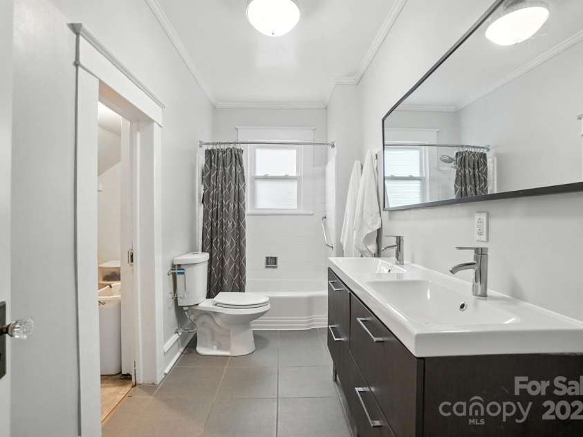 100 Ridge Avenue, Kannapolis, NC 28083.  MLS# CAR4286009, YatesRealty ID 32834. Full bath upstairs