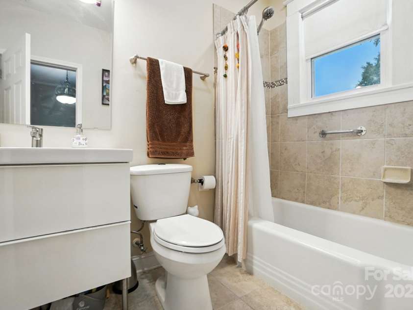 100 Ridge Avenue, Kannapolis, NC 28083.  MLS# CAR4286009, YatesRealty ID 32834. Master bath