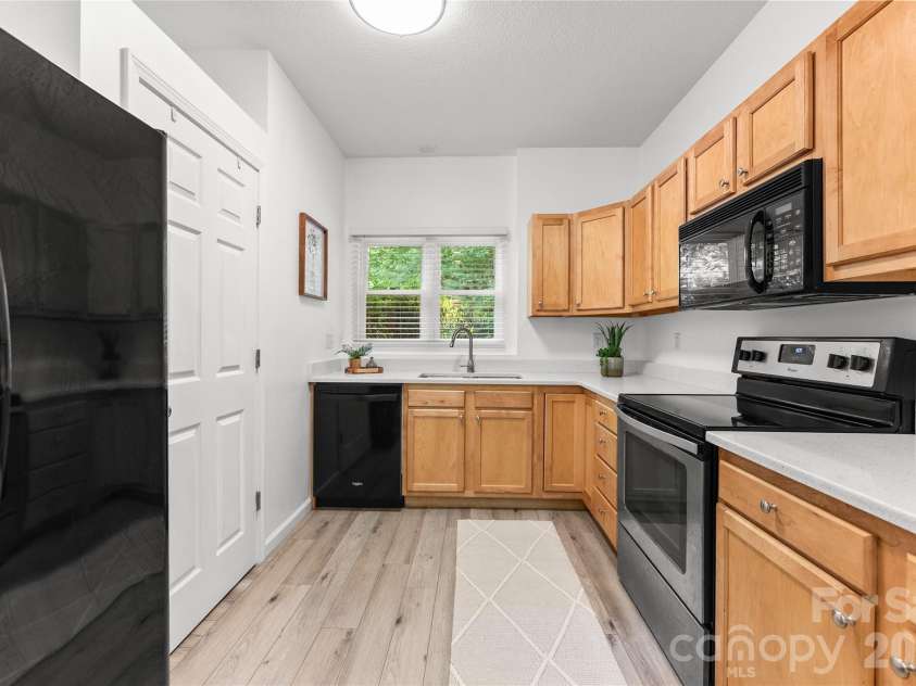 20 Timberlake Drive, Asheville, NC 28803.  MLS# CAR4395614, YatesRealty ID 32835. 