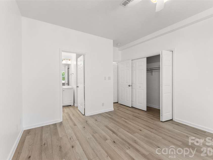 20 Timberlake Drive, Asheville, NC 28803.  MLS# CAR4395614, YatesRealty ID 32835. Primary Bathroom