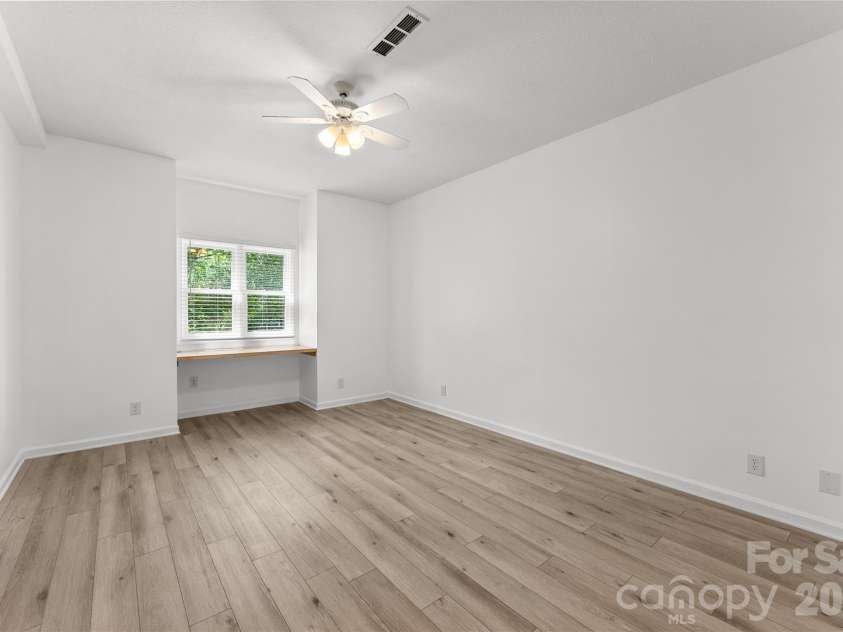 20 Timberlake Drive, Asheville, NC 28803.  MLS# CAR4395614, YatesRealty ID 32835. Primary Bedrooom