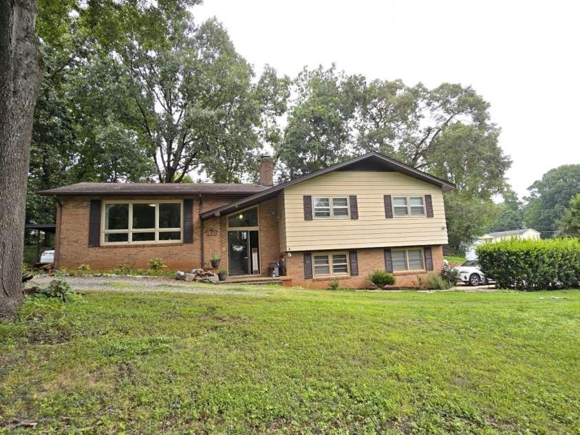 135 42nd Avenue Circle, Hickory, NC 28601.  MLS# CAR4292129, YatesRealty ID 32836. 