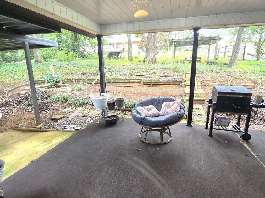 135 42nd Avenue Circle, Hickory, NC 28601.  MLS# CAR4292129, YatesRealty ID 32836. 