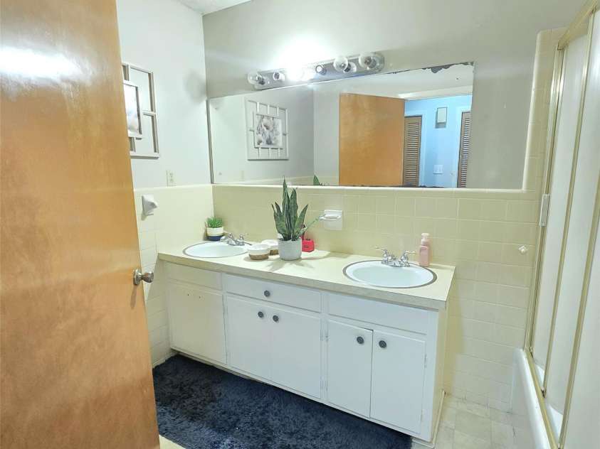 135 42nd Avenue Circle, Hickory, NC 28601.  MLS# CAR4292129, YatesRealty ID 32836. 