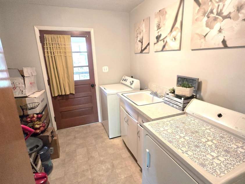 135 42nd Avenue Circle, Hickory, NC 28601.  MLS# CAR4292129, YatesRealty ID 32836. 