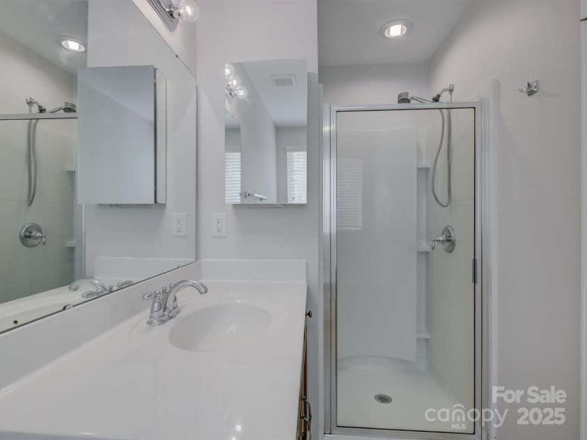 1916 Aston Mill Place, Charlotte, NC 28273.  MLS# CAR4278175, YatesRealty ID 32838. Primary bath