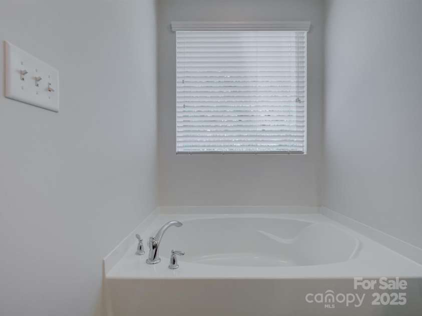 1916 Aston Mill Place, Charlotte, NC 28273.  MLS# CAR4278175, YatesRealty ID 32838. Primary bath tub & shower