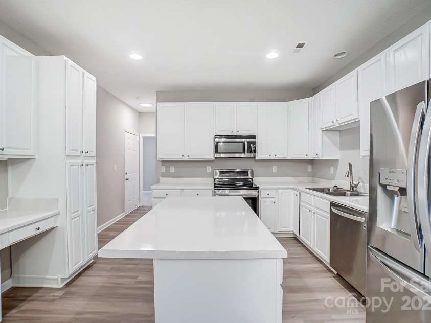 10011 Forest View Lane, Charlotte, NC 28213.  MLS# CAR4231643, YatesRealty ID 3284. 