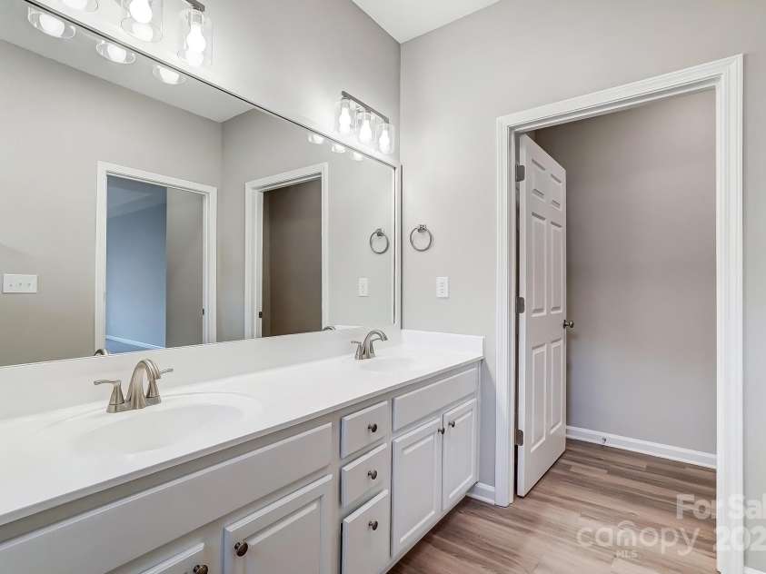 10011 Forest View Lane, Charlotte, NC 28213.  MLS# CAR4231643, YatesRealty ID 3284. 