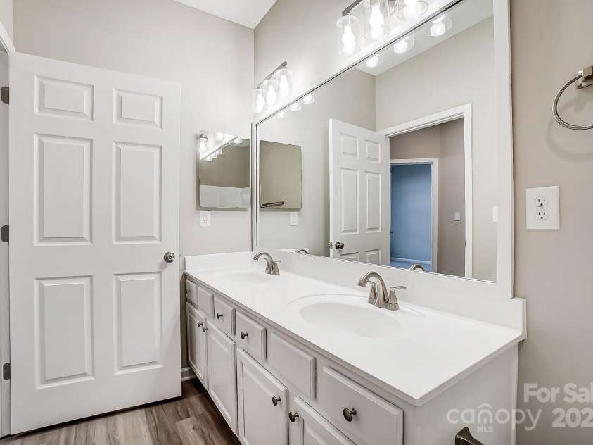 10011 Forest View Lane, Charlotte, NC 28213.  MLS# CAR4231643, YatesRealty ID 3284. 