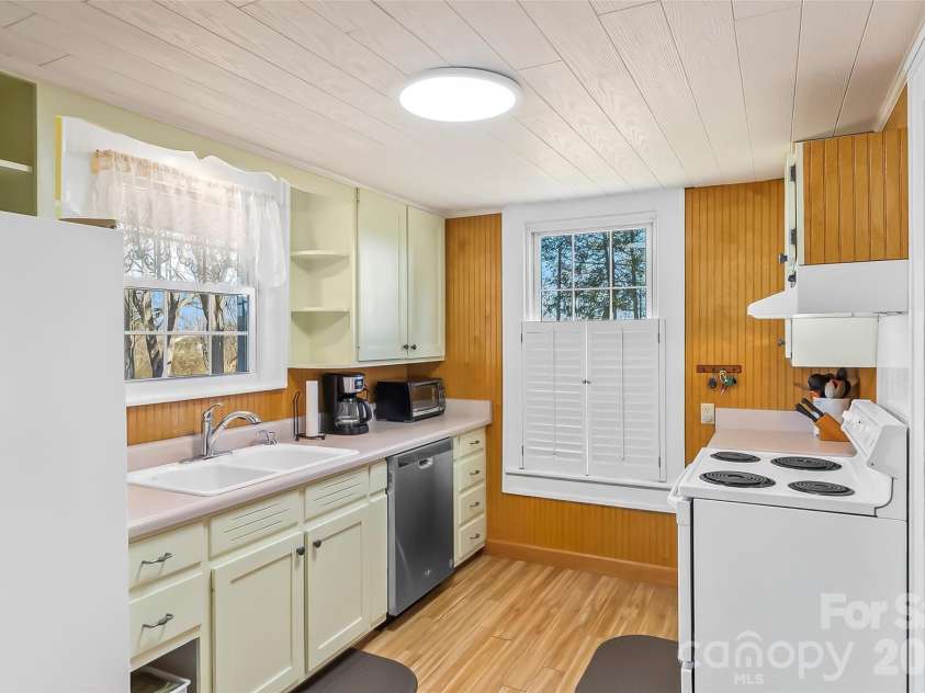 110 Garrison Road, Morganton, NC 28655.  MLS# CAR4338048, YatesRealty ID 3284. 