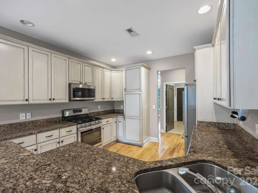 484 Mason Dickson Road, York, SC 29745.  MLS# CAR4276794, YatesRealty ID 32841. Granite Countertops