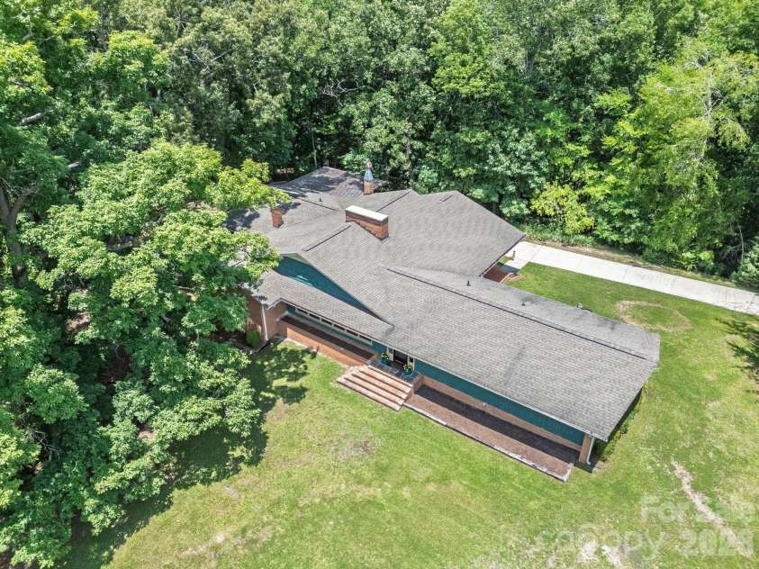 112 Crestwood Circle, Chester, SC 29706.  MLS# CAR4397080, YatesRealty ID 32844. 