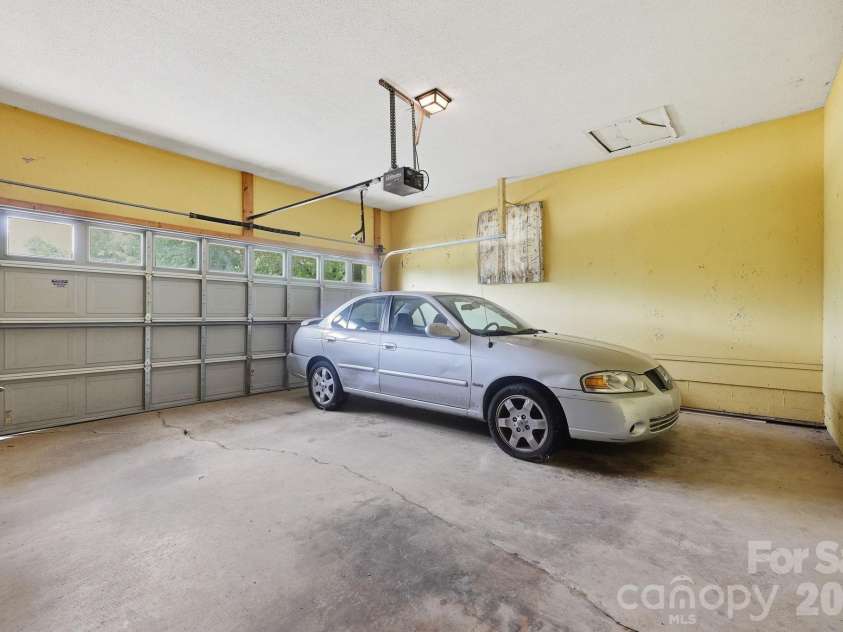 607 Ebenezer Road, Kannapolis, NC 28083.  MLS# CAR4397571, YatesRealty ID 32847. Nice sized garage