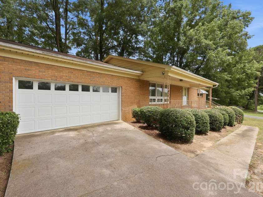 607 Ebenezer Road, Kannapolis, NC 28083.  MLS# CAR4397571, YatesRealty ID 32847. This could be a great home for someone!