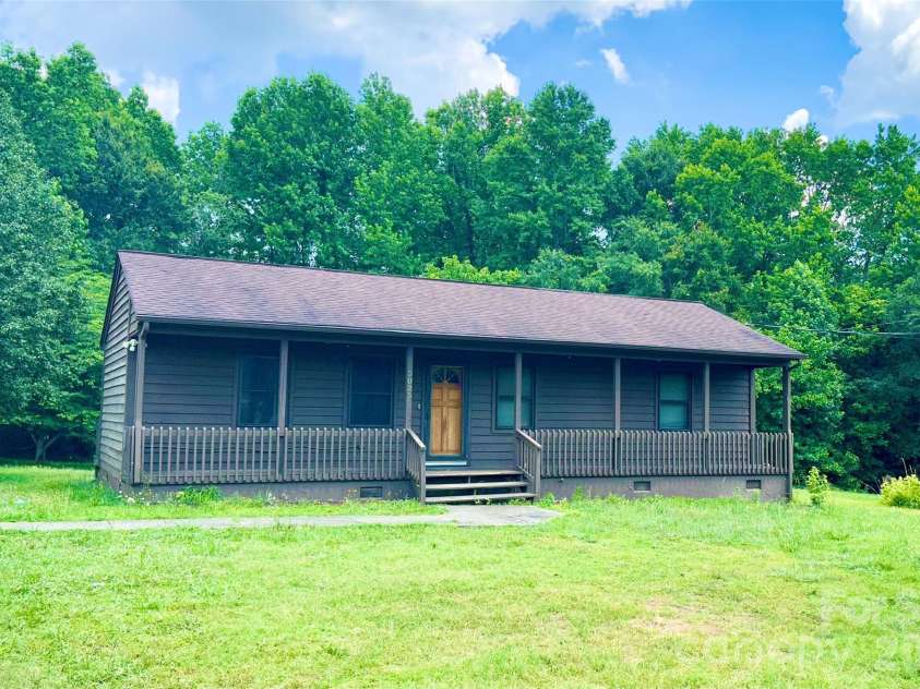 5025 Pecan Drive, Shelby, NC 28152.  MLS# CAR4394637, YatesRealty ID 32849. 