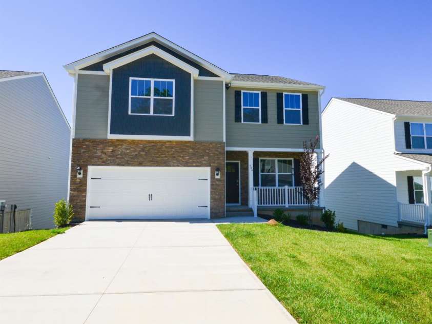 584 Country Oak Drive, Asheville, NC 28804.  MLS# CAR4313105, YatesRealty ID 32849. 