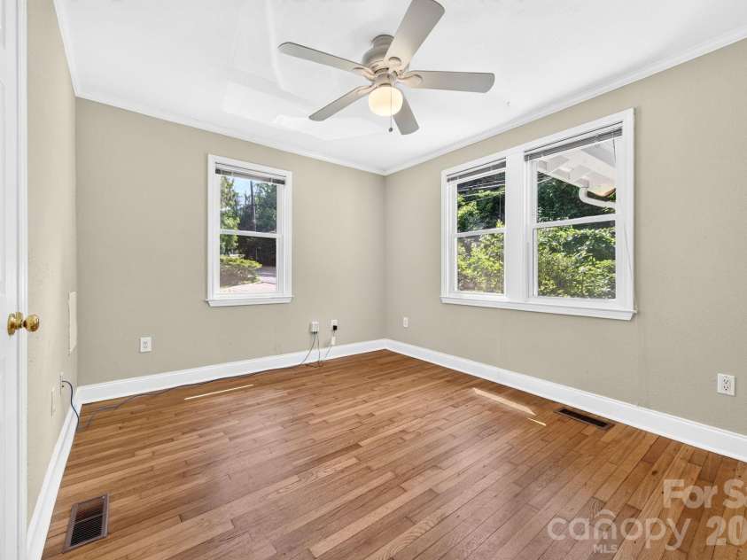 28 Chatham Road, Asheville, NC 28804.  MLS# CAR4394555, YatesRealty ID 32854. All bedrooms have ceiling fans with lights